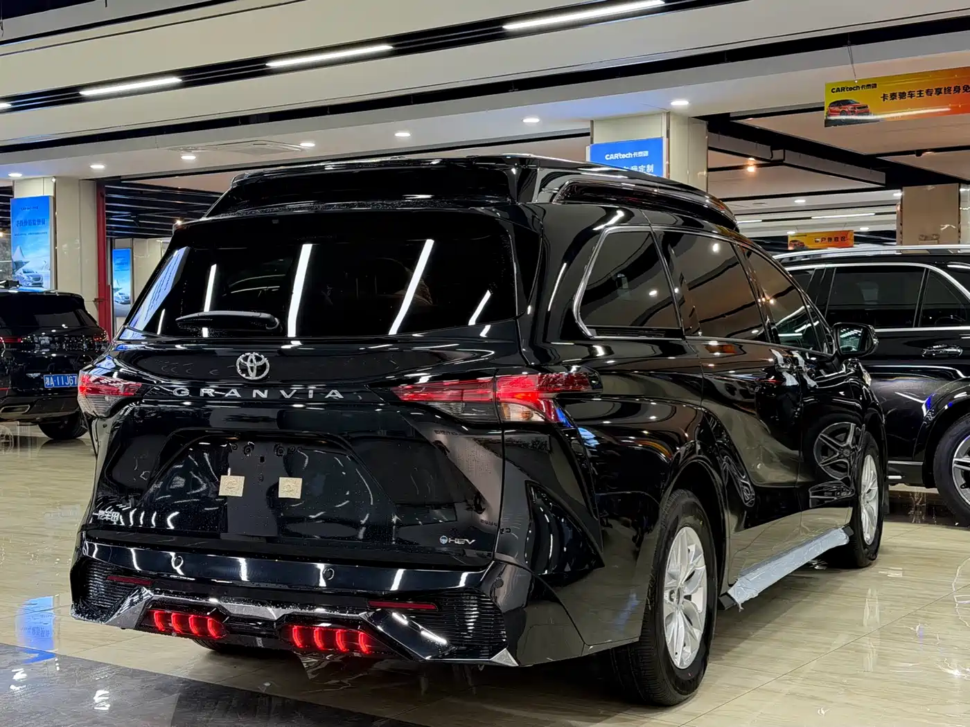 Toyota Granvia 2026 Model 2.5L Hybrid Luxury Edition фото 4