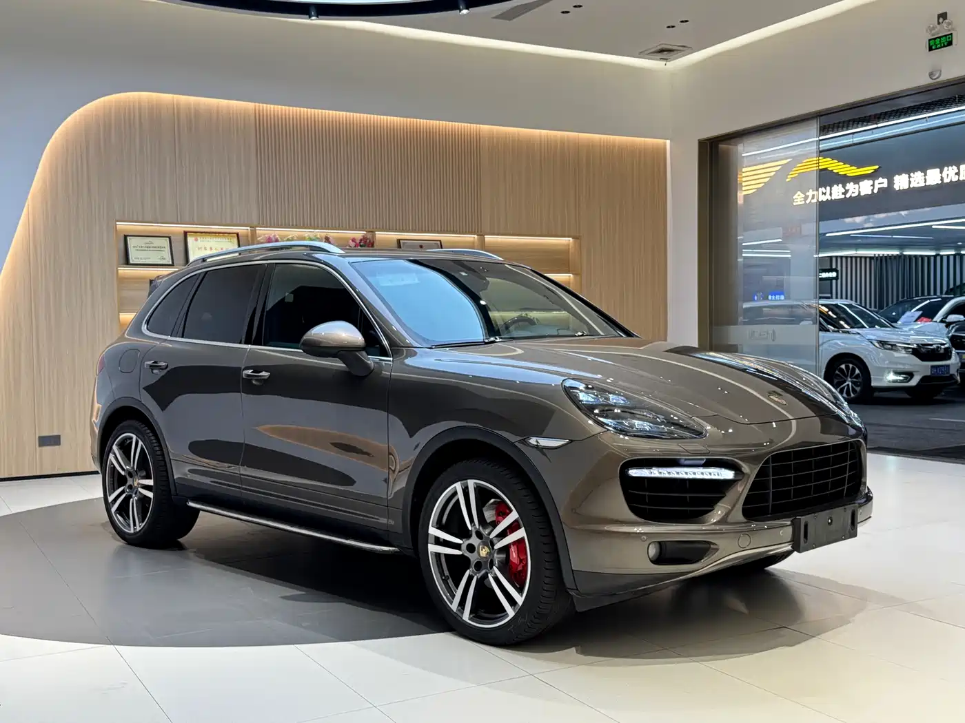 Porsche Cayenne 2014 Cayenne Platinum Edition 3.0T фото 3