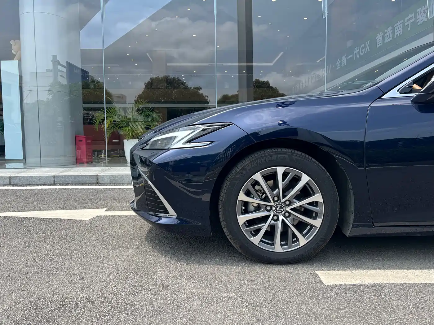 Lexus ES 2025 300h Ultimate Edition фото 12