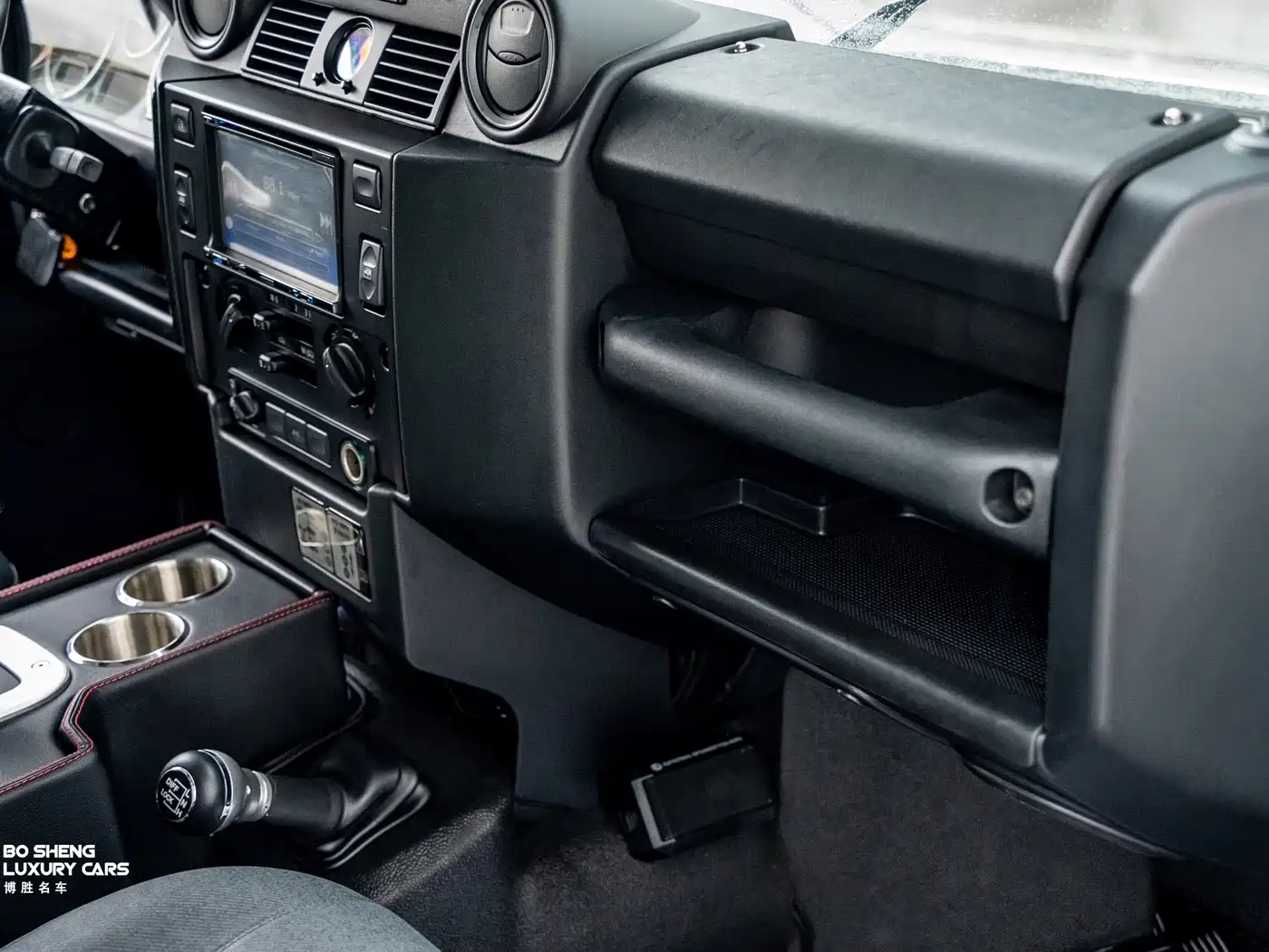 Land Rover Defender фото 14