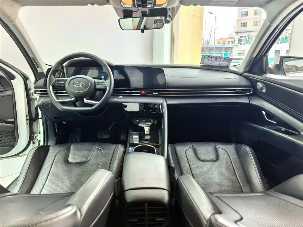 Hyundai Elantra 2022 1.5L CVT LUX Premium Edition фото 9