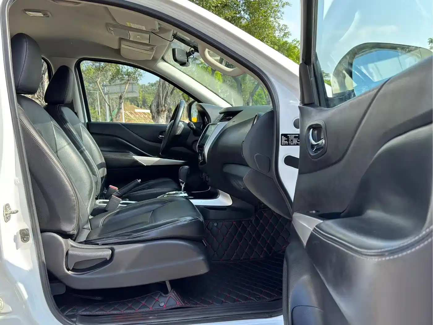 Nissan Navara 2021 2.5L Automatic 4WD Premium QR25 фото 13