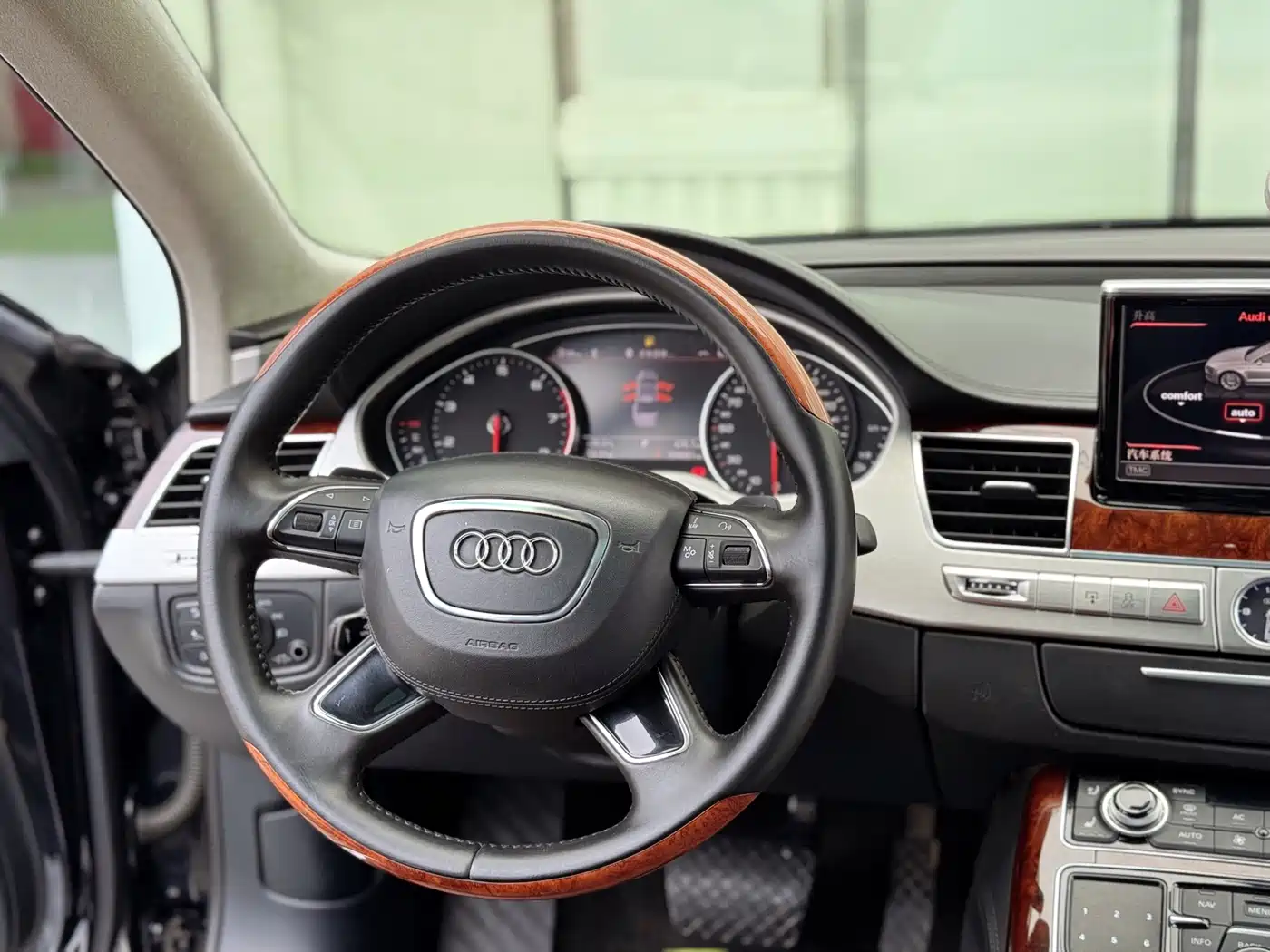 Audi A8 2011 A8L W12 6.3 FSI quattro фото 14