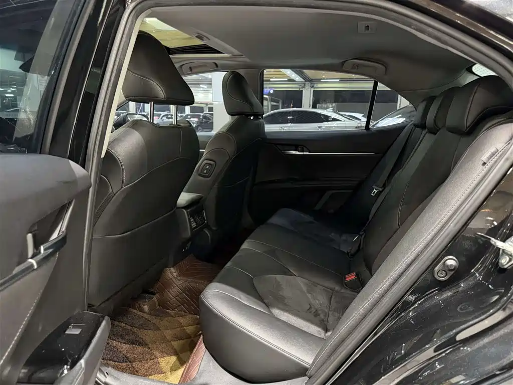 Фото 7 - Toyota Camry