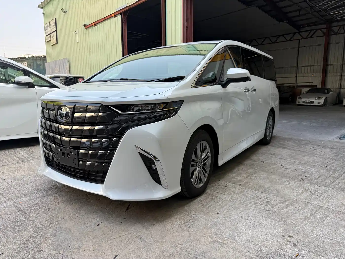 Toyota Alphard 2025 Hybrid 2.5L Prestige Gold Edition фото 2