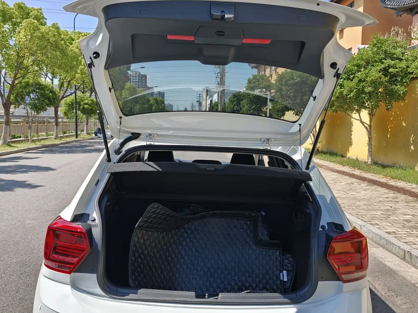 VOLKSWAGEN POLO