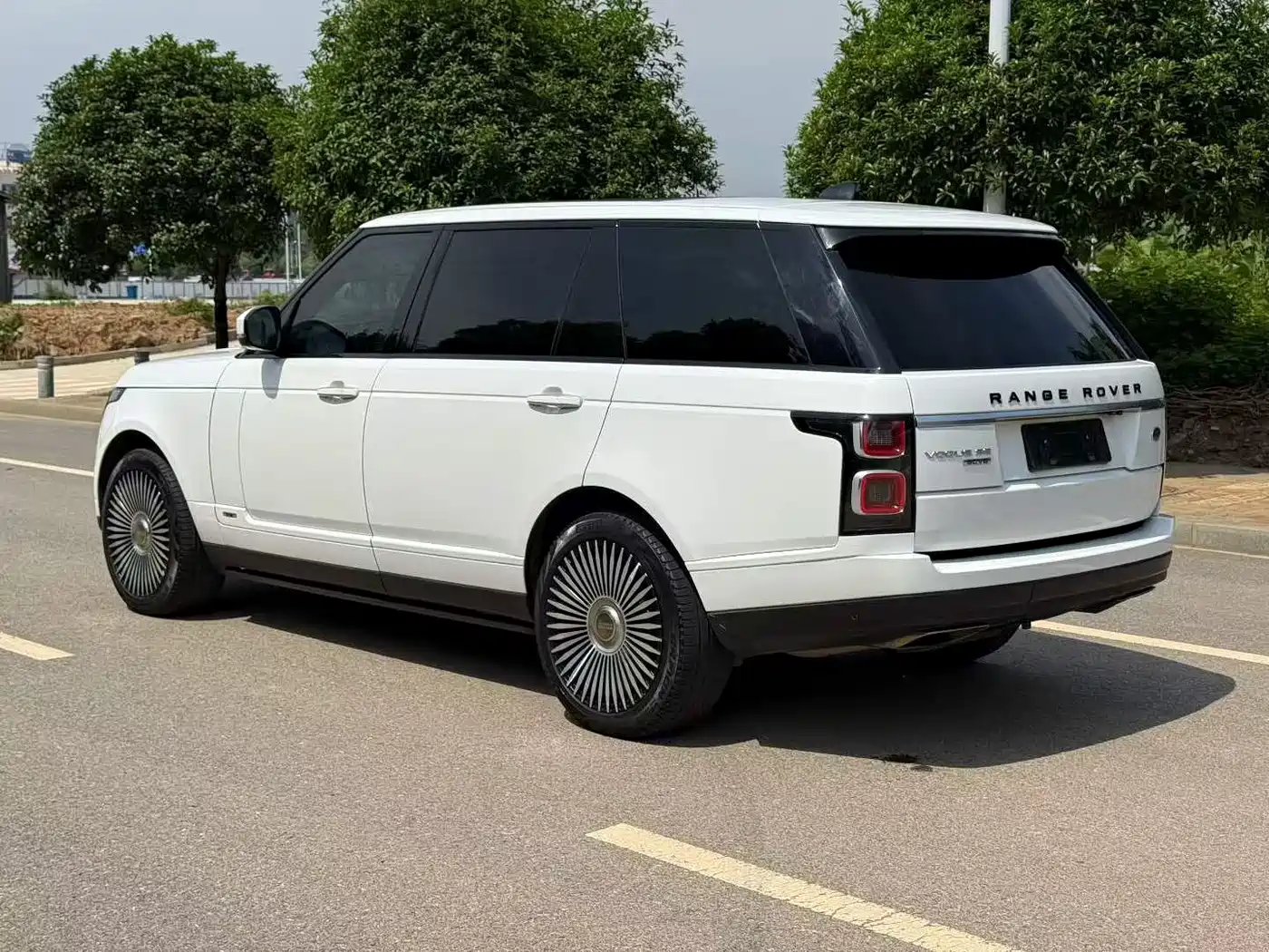 Land Rover Range Rover 2018 3.0 SC V6 Vogue SE Genesis Extended Edition фото 9