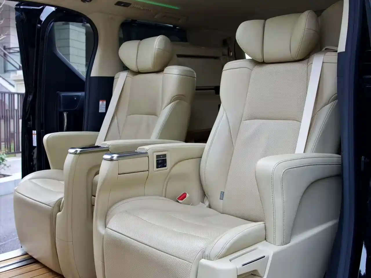 Toyota Alphard 2021 Hybrid 2.5L Ultimate фото 16