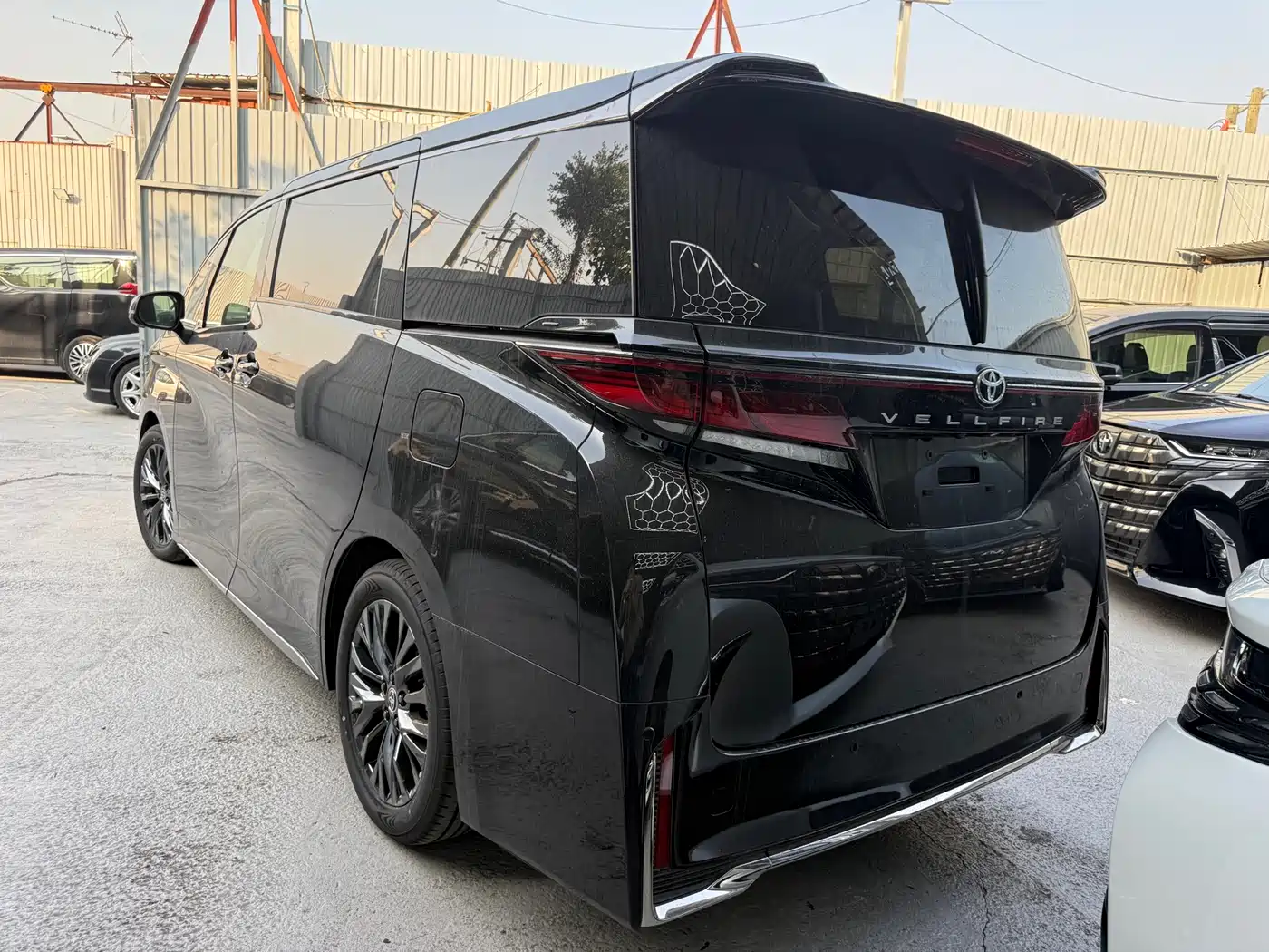 Toyota Vellfire 2025 Crown Hybrid 2.5L Ink Gold Edition фото 3