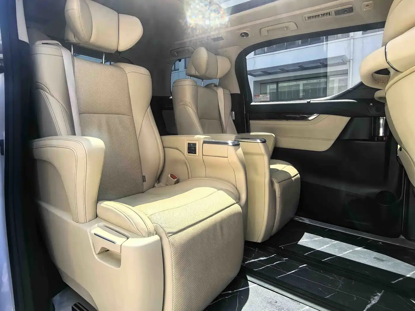 Toyota Alphard 2019 Hybrid 2.5L Luxury фото 16