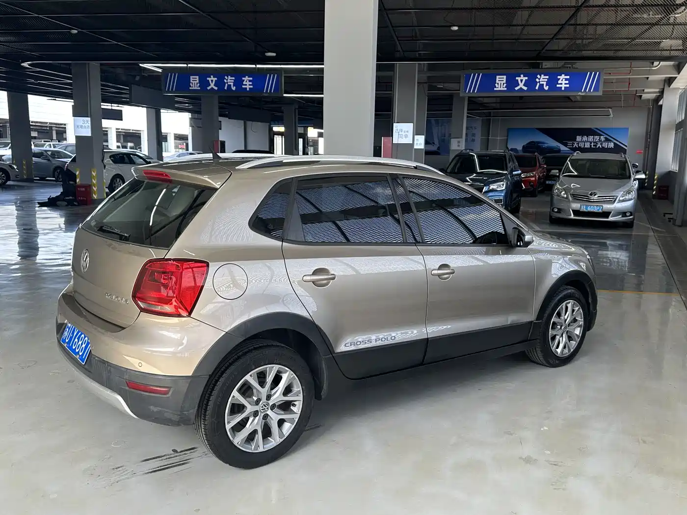 Volkswagen Polo 2014 1.6L Cross Polo Automatic фото 9
