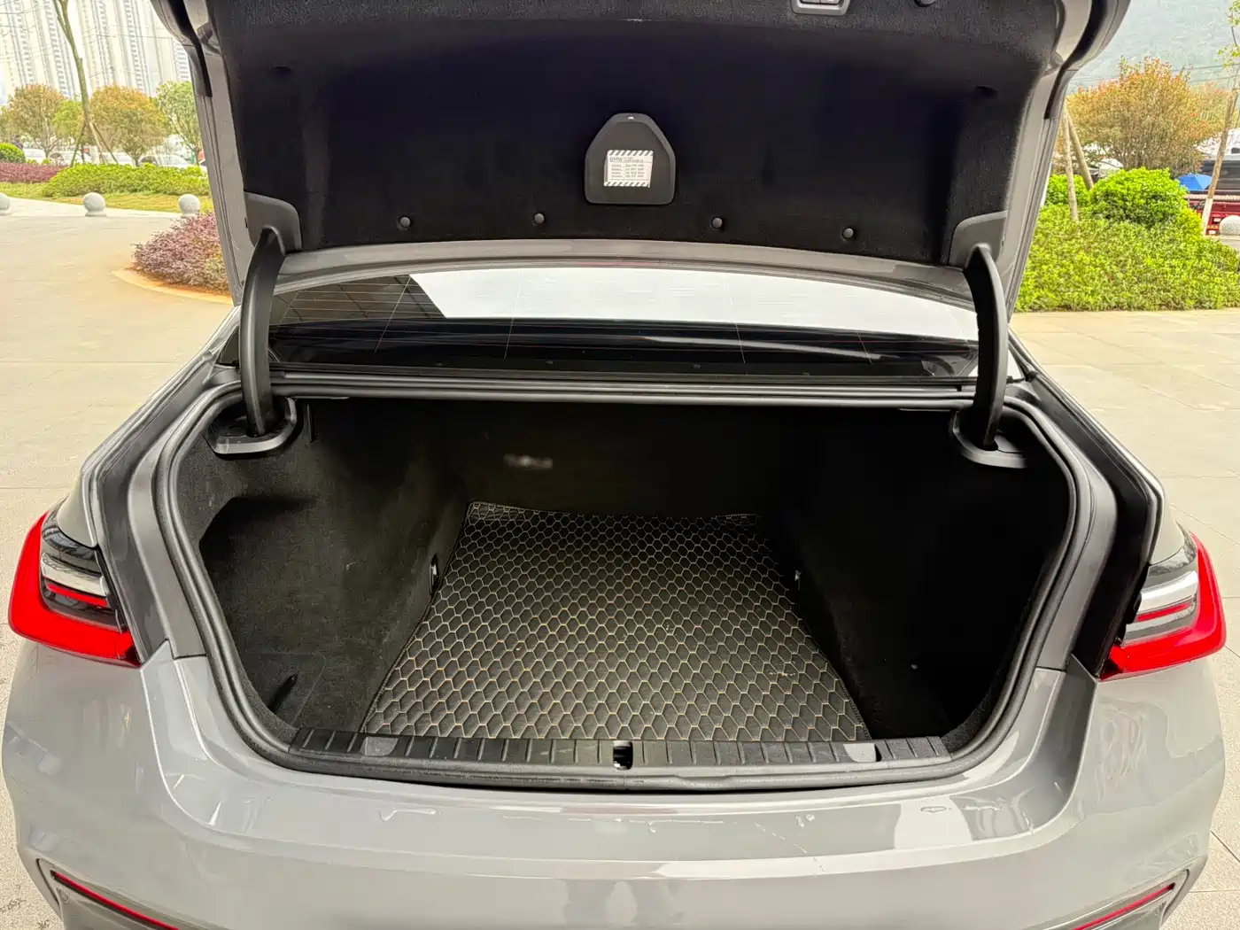 BMW 7 Series 2021 Model 730Li M Sport Package фото 19