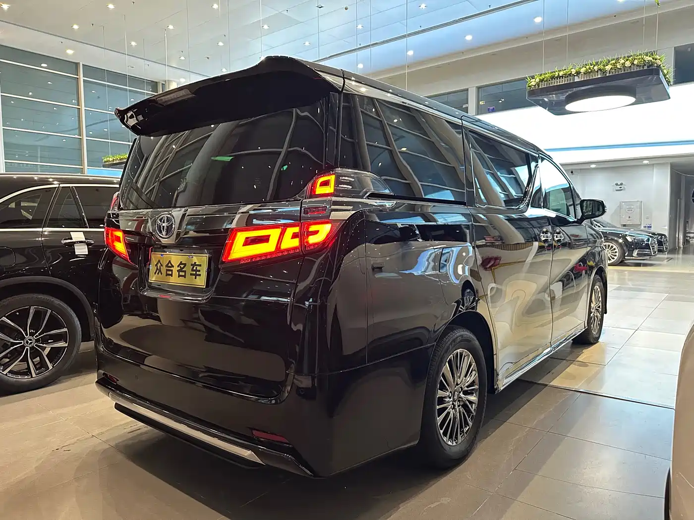 Toyota Vellfire 2021 Crown Hybrid 2.5L HV Supreme Edition фото 6