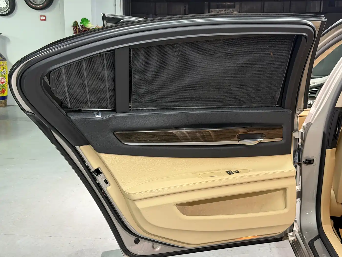 BMW 7 Series 2009 740Li Premium фото 13