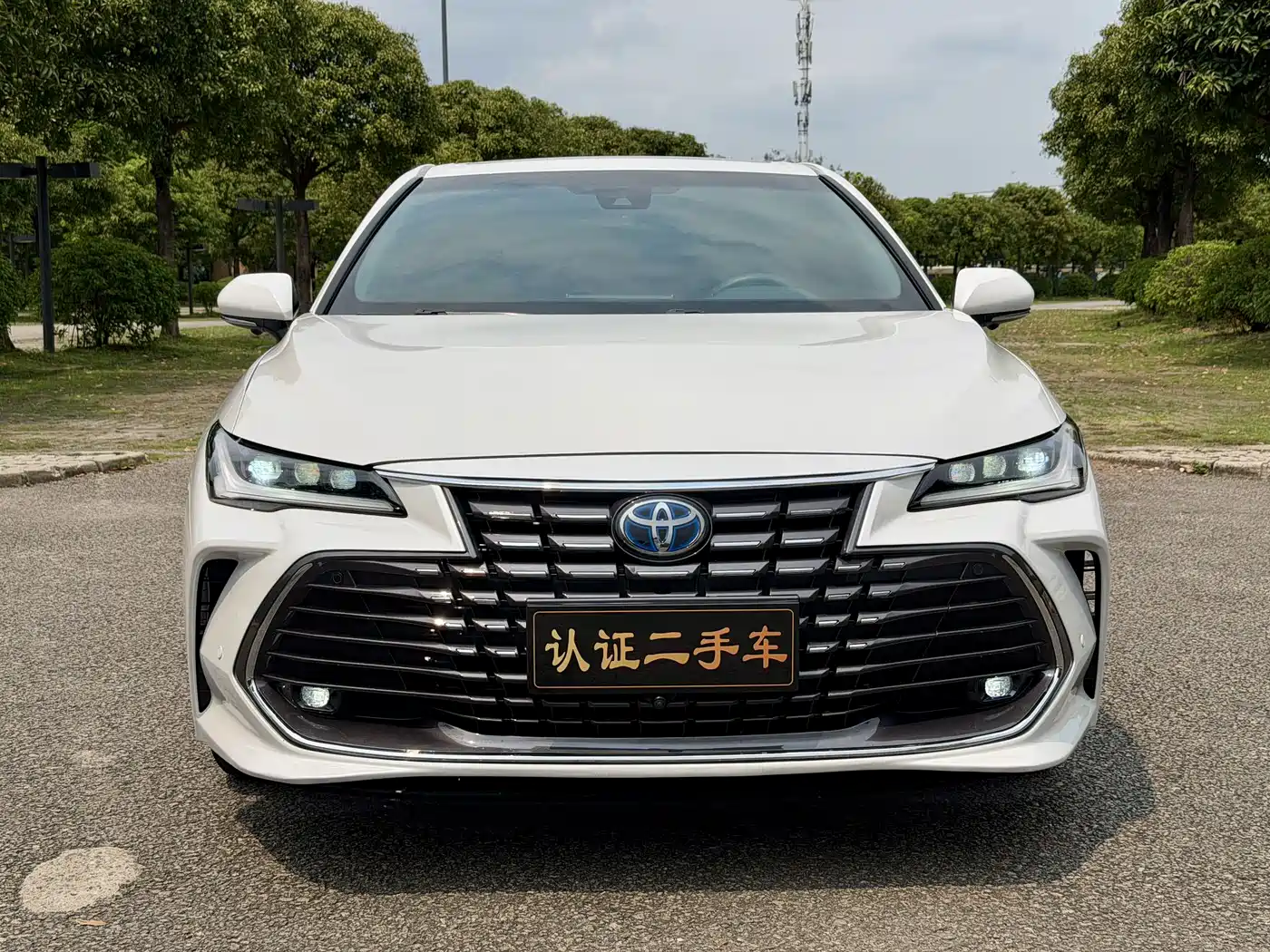 Toyota Avalon 2022 Hybrid 2.5L Luxury Edition фото 2