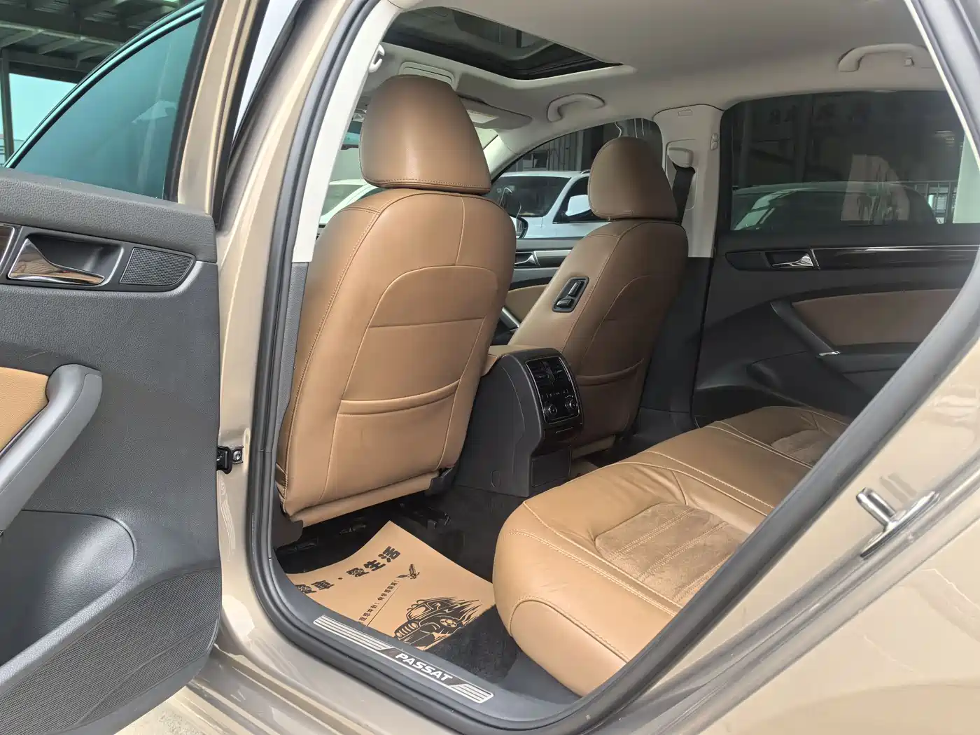 Volkswagen Passat 2014 2.0TSI DSG Executive Navigation Edition фото 6