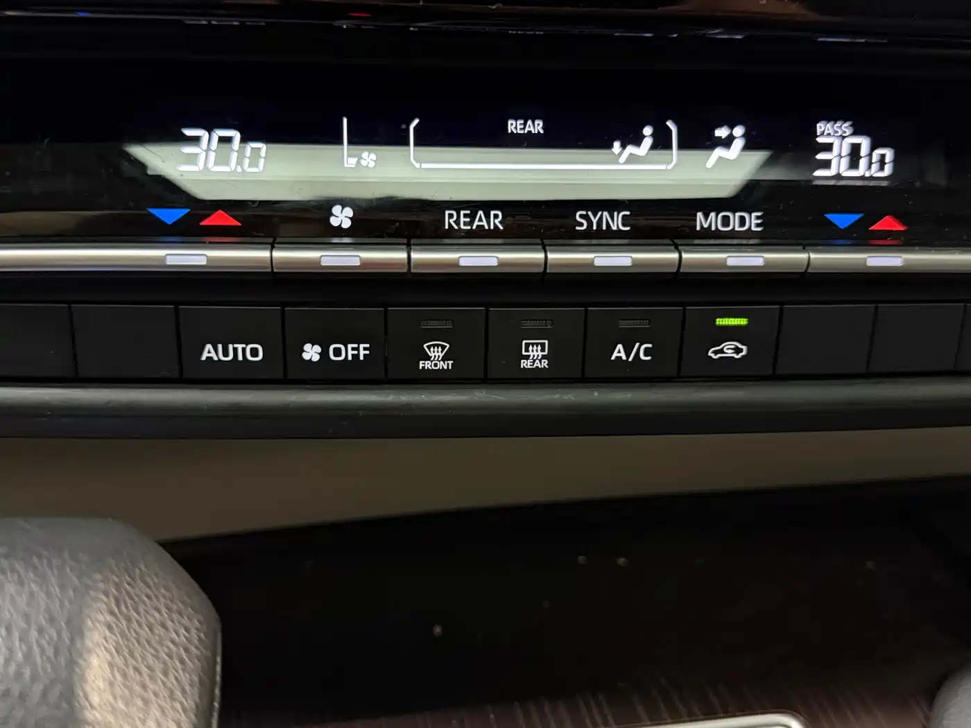Toyota Granvia 2023 2.5L Hybrid Comfort Edition фото 10