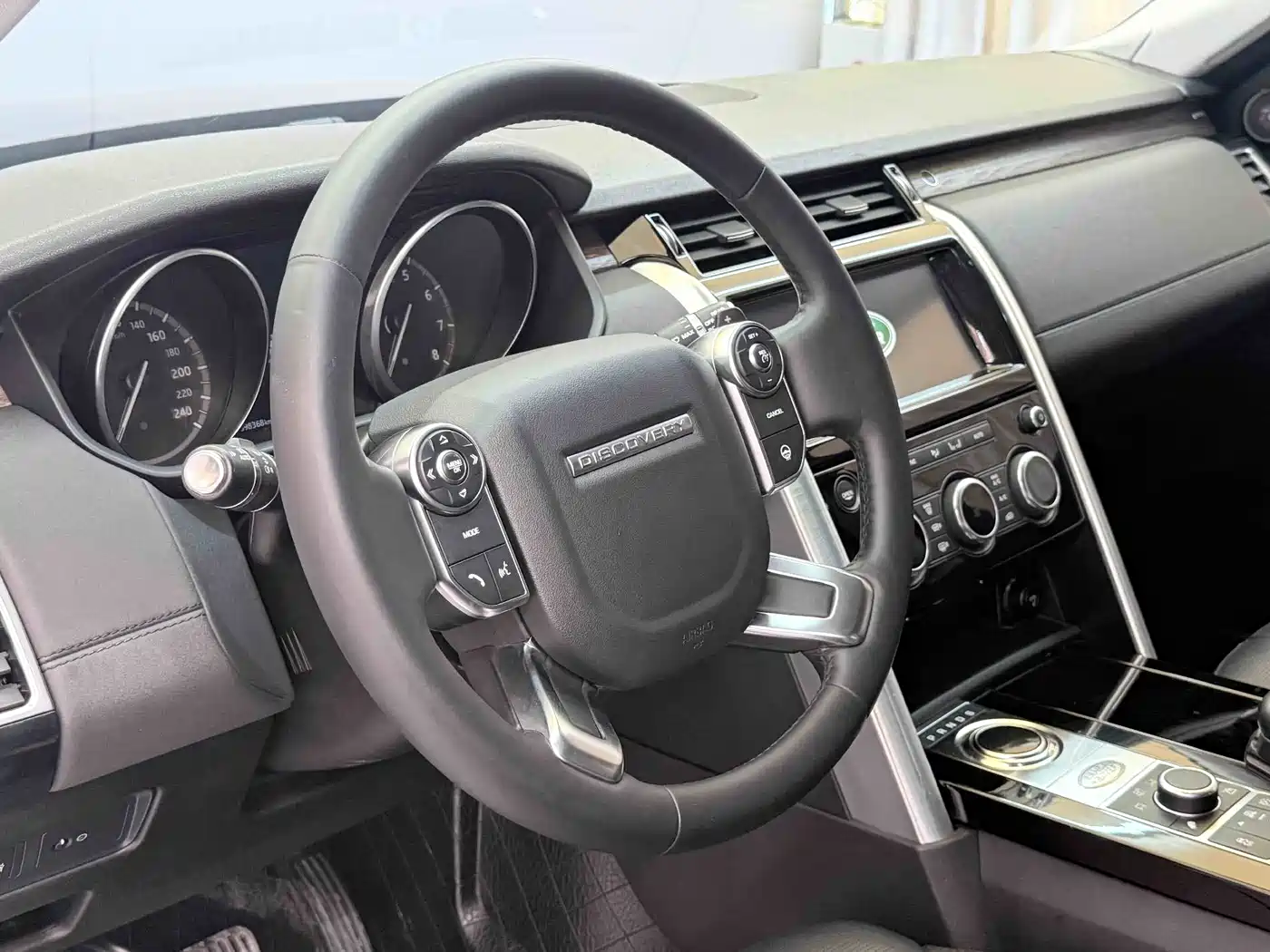 Land Rover Discovery 2017 3.0 SC V6 HSE фото 13
