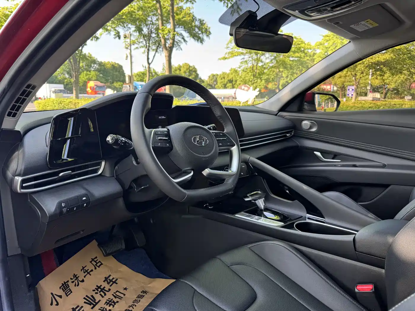 Hyundai Elantra 2021 1.5L CVT LUX Premium Edition фото 5