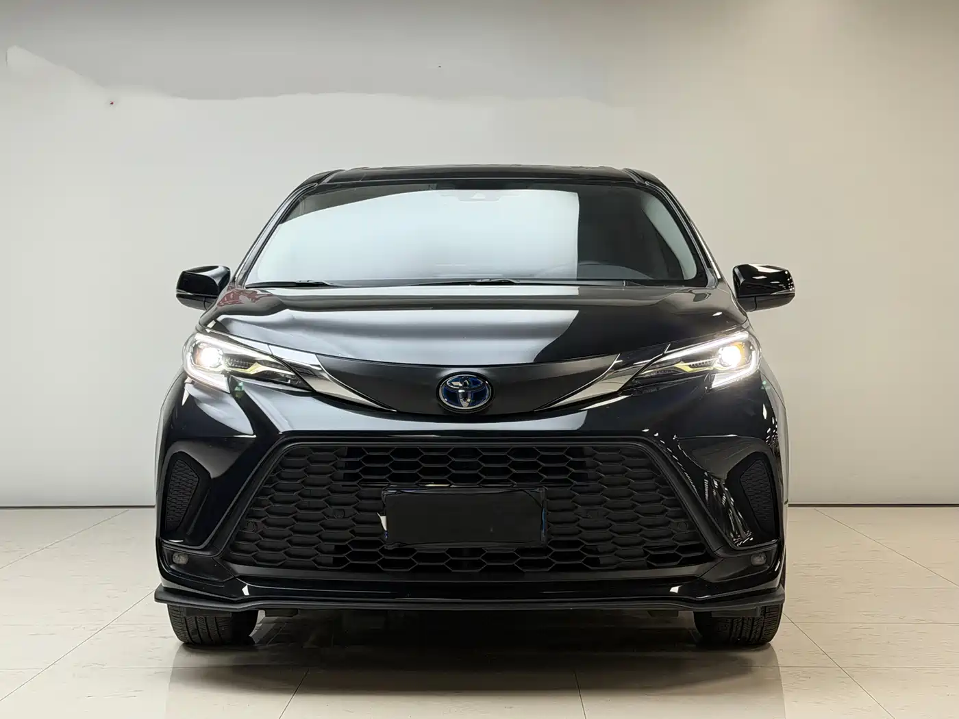 Toyota Granvia 2023 2.5L Hybrid Comfort Edition фото 2