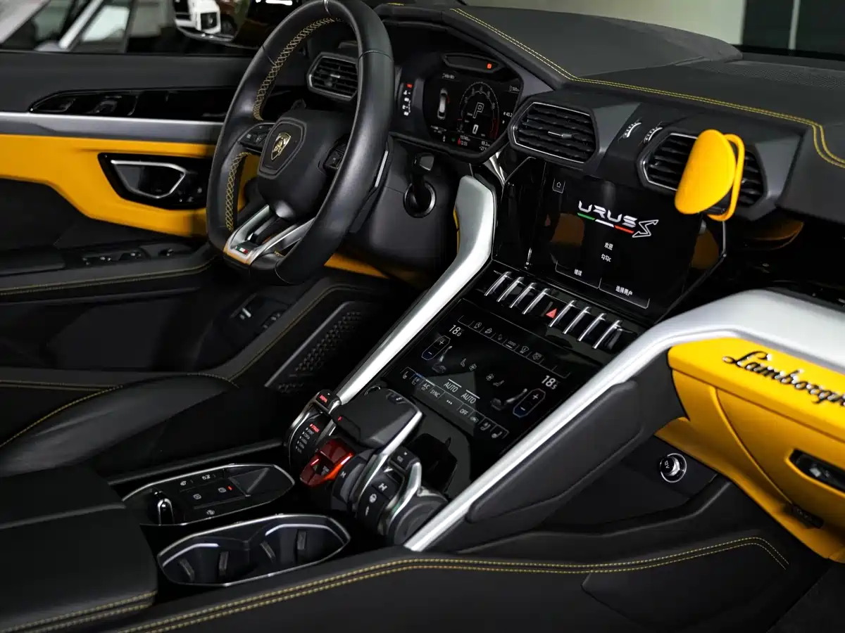 Фото 19 - Lamborghini Urus