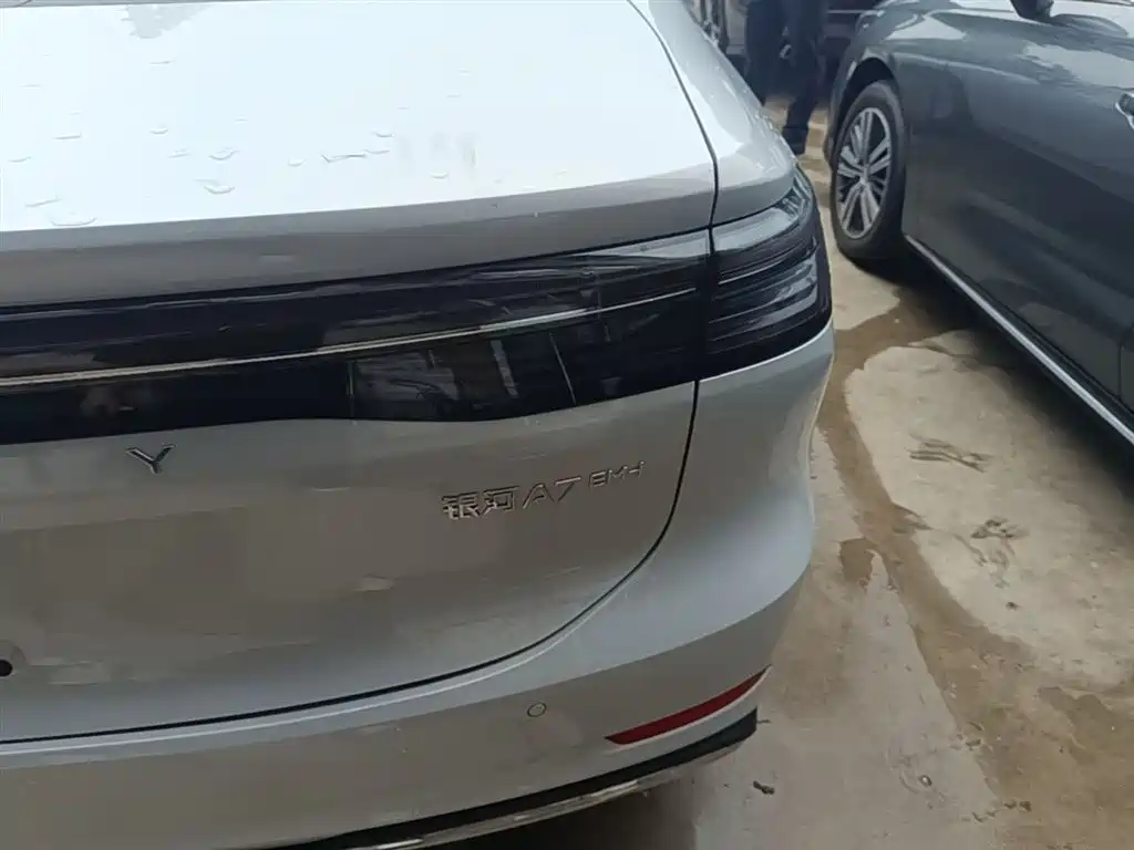 Geely Galaxy Galaxy A7 2025 EM-i 150km Premium Edition фото 8