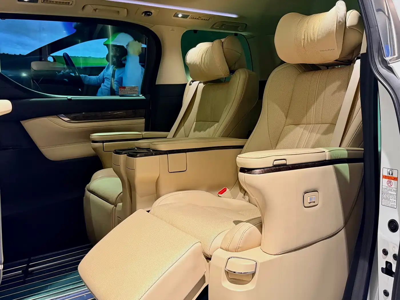 Toyota Alphard 2021 Hybrid 2.5L Premium фото 8