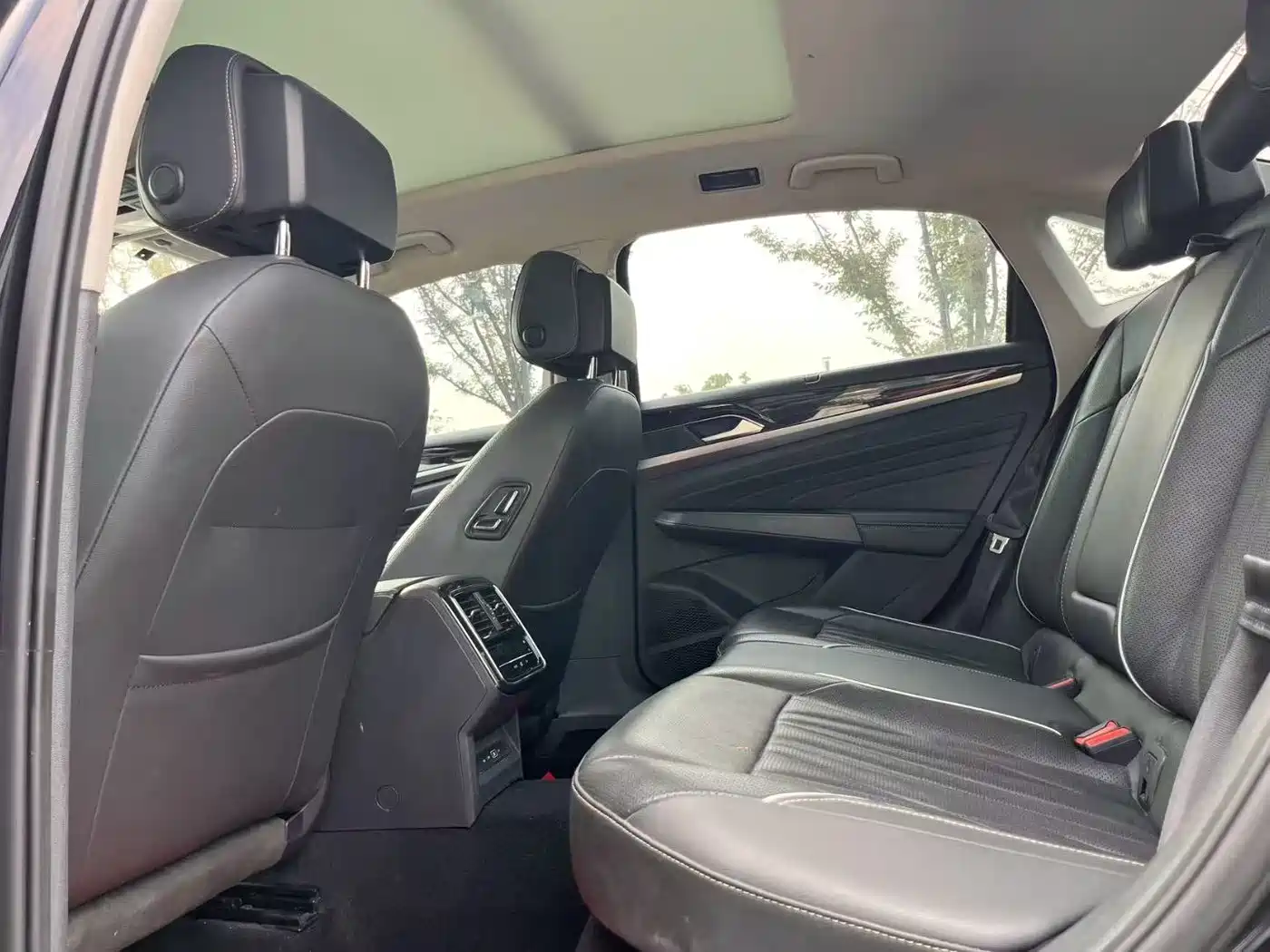 Volkswagen Passat 2022 330TSI Luxury Edition фото 6