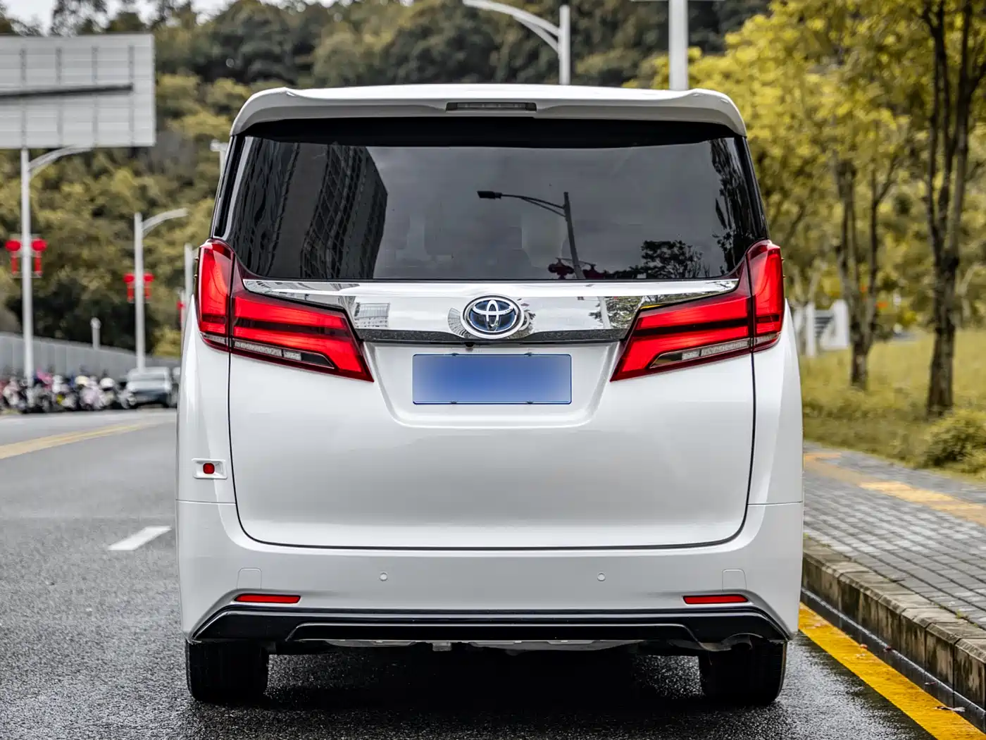 Toyota Alphard 2019 Hybrid 2.5L Luxury фото 20