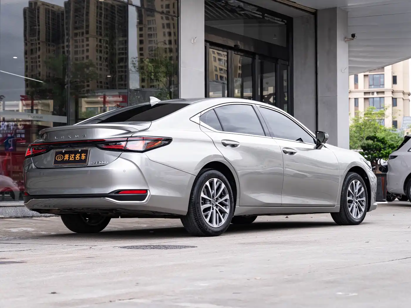 Lexus ES 2025 300h Ultimate Edition фото 3