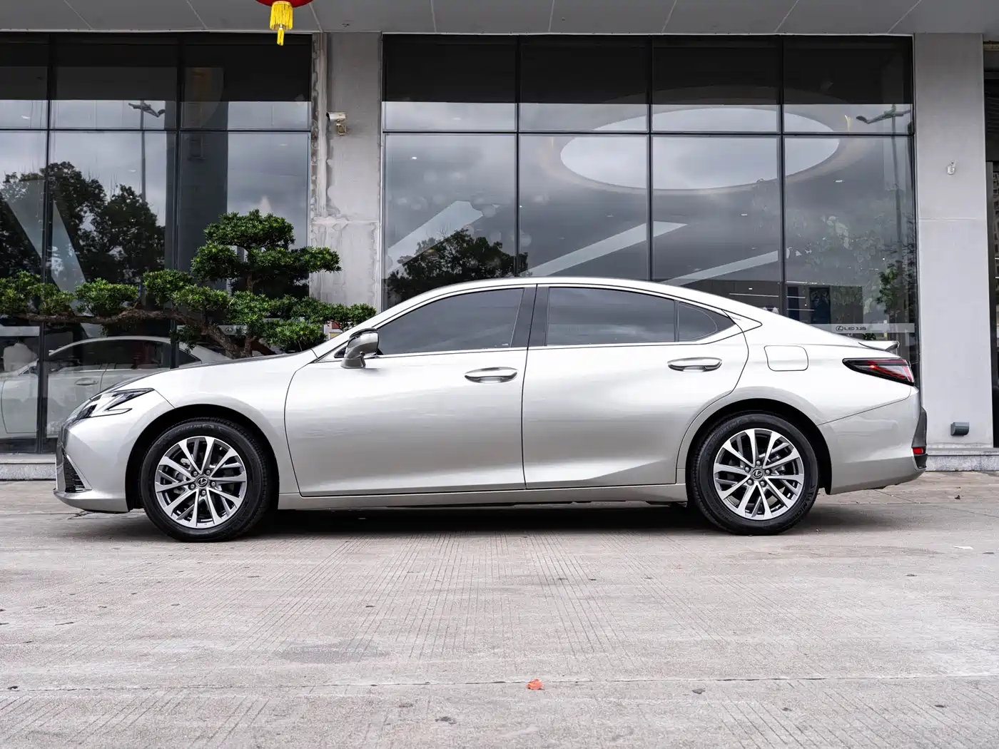 Lexus ES 2025 300h Ultimate Edition фото 4