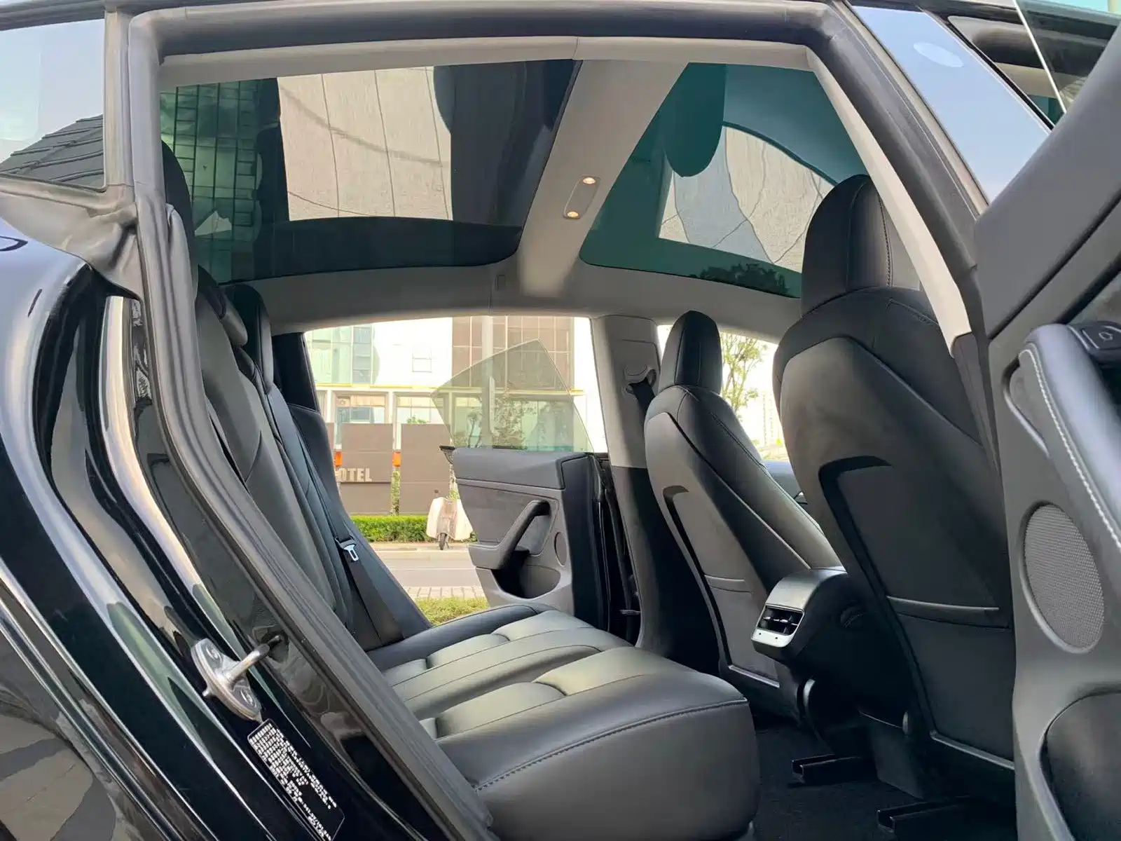 Фото 32 - Tesla Model 3