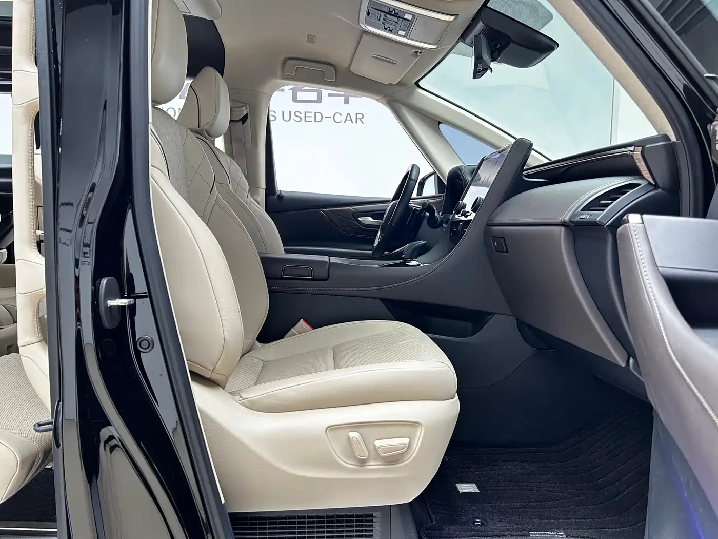 Toyota Vellfire 2024 Crown Hybrid 2.5L Executive Premium Edition фото 25