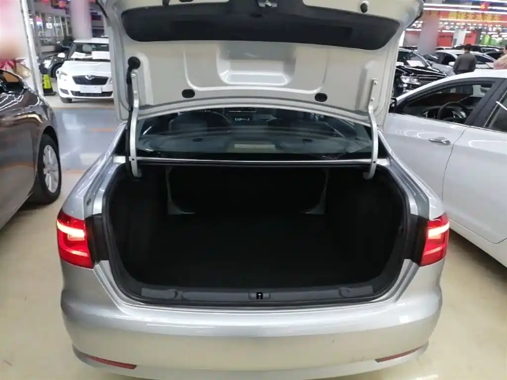 Volkswagen Lavida 2013 Facelift 1.6L Automatic Luxury фото 19