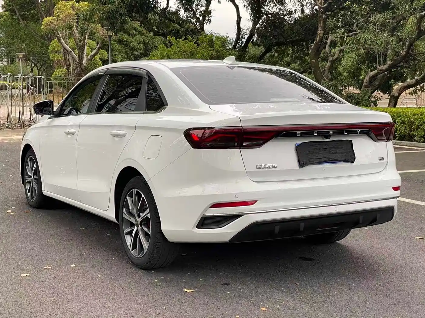 Фото 9 - Geely Emgrand