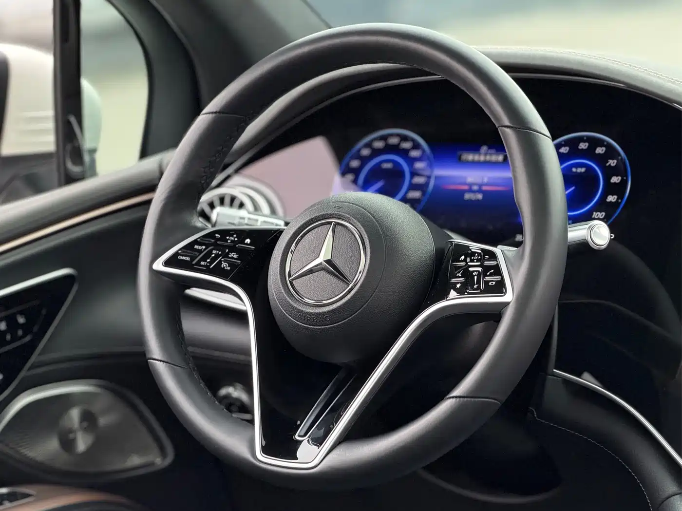Mercedes-Benz EQS SUV 2023 450 4MATIC Pioneer Edition фото 16