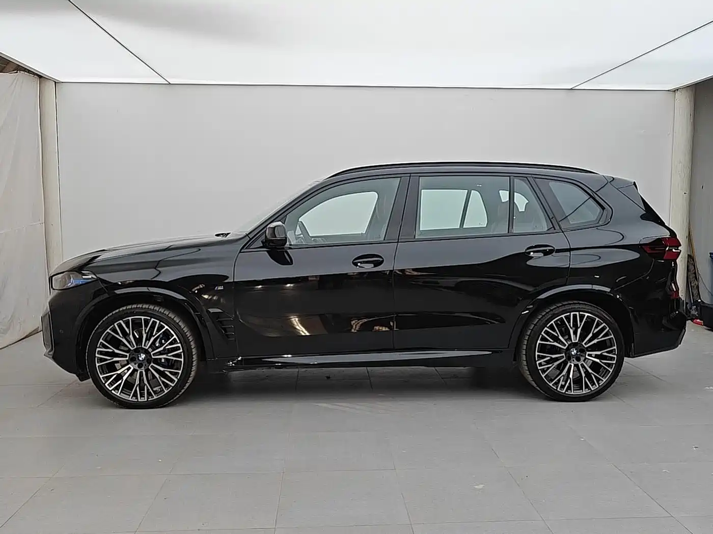 BMW X5 2025 Model xDrive 40Li M Sport Blackout Package фото 3