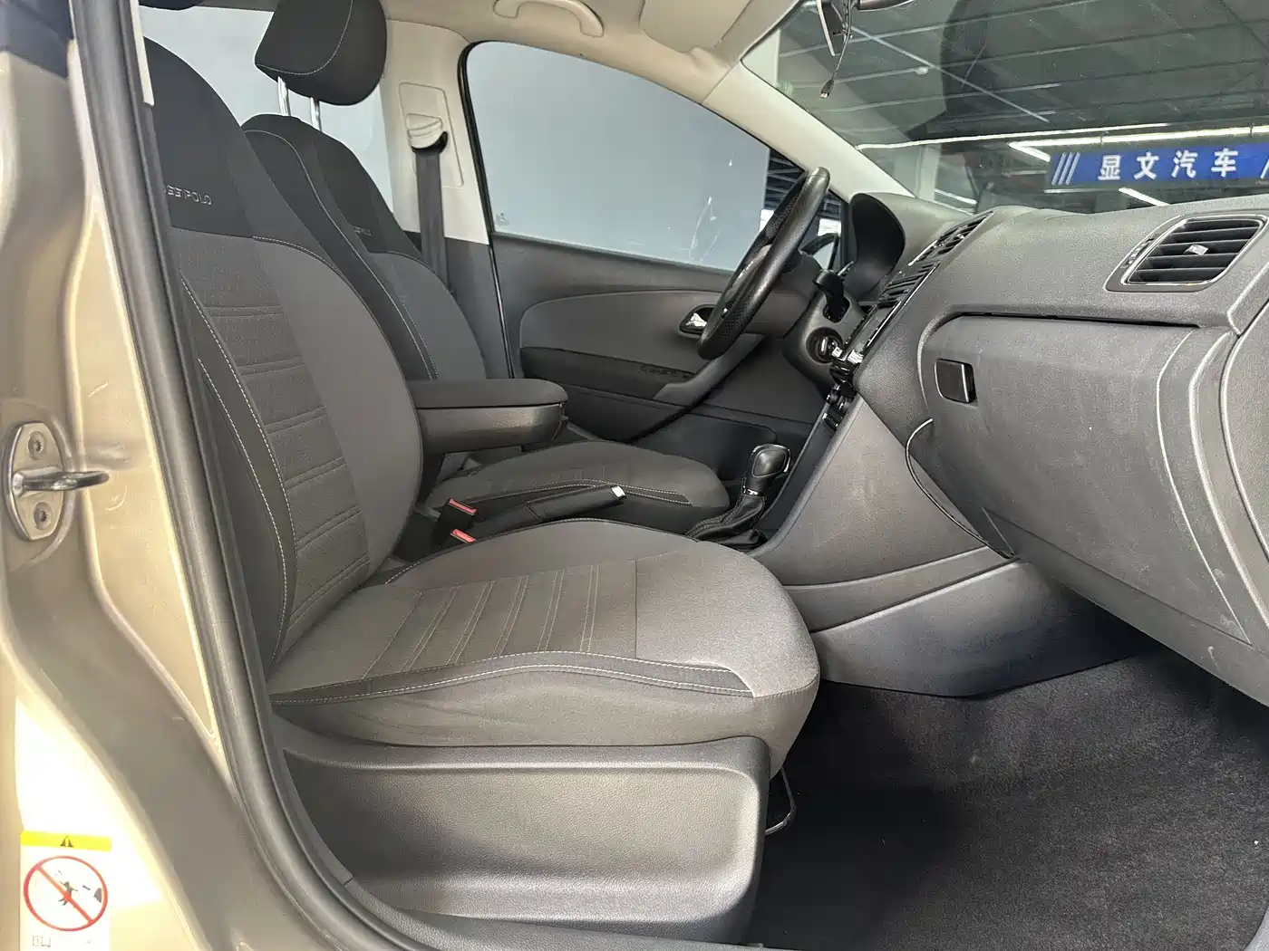 Volkswagen Polo 2014 1.6L Cross Polo Automatic фото 11