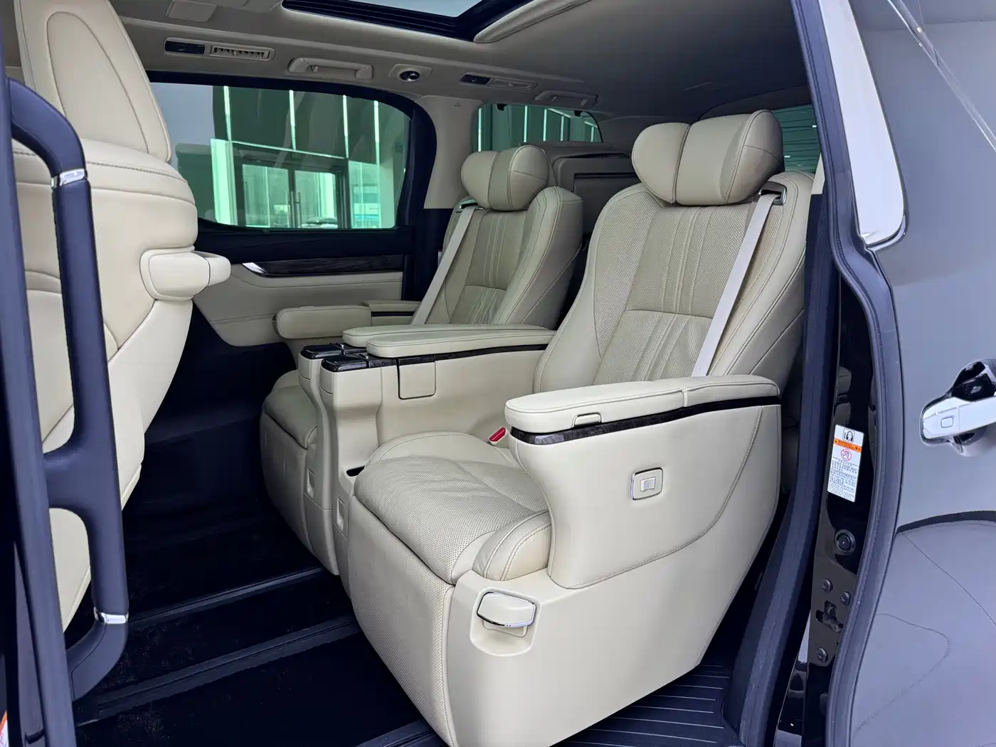 Toyota Vellfire 2019 Hybrid 2.5L HV Premium Edition фото 5