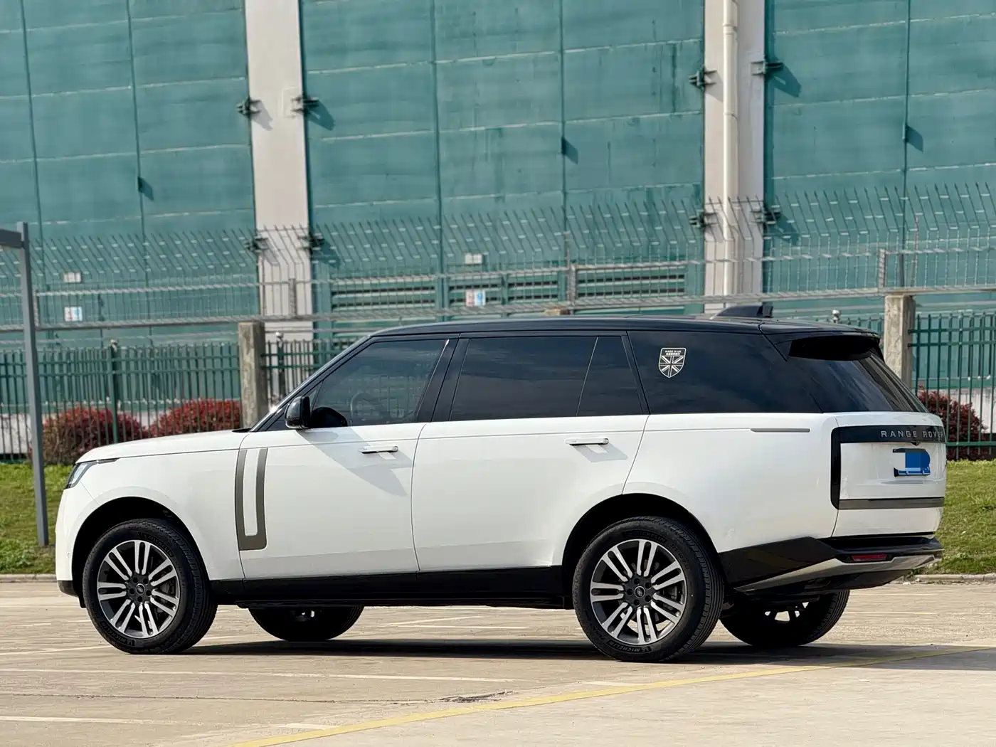 Land Rover Range Rover 2024 3.0 L6 400PS Golden Age Extended 7-Seater фото 8