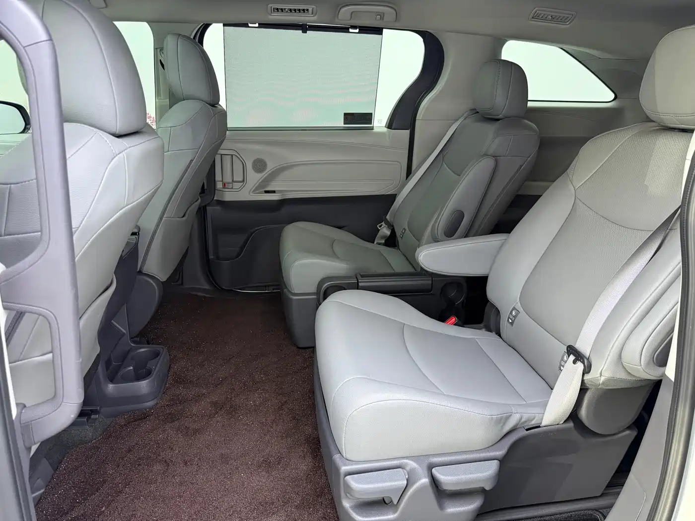 Toyota Granvia 2023 2.5L Hybrid Comfort Edition фото 14