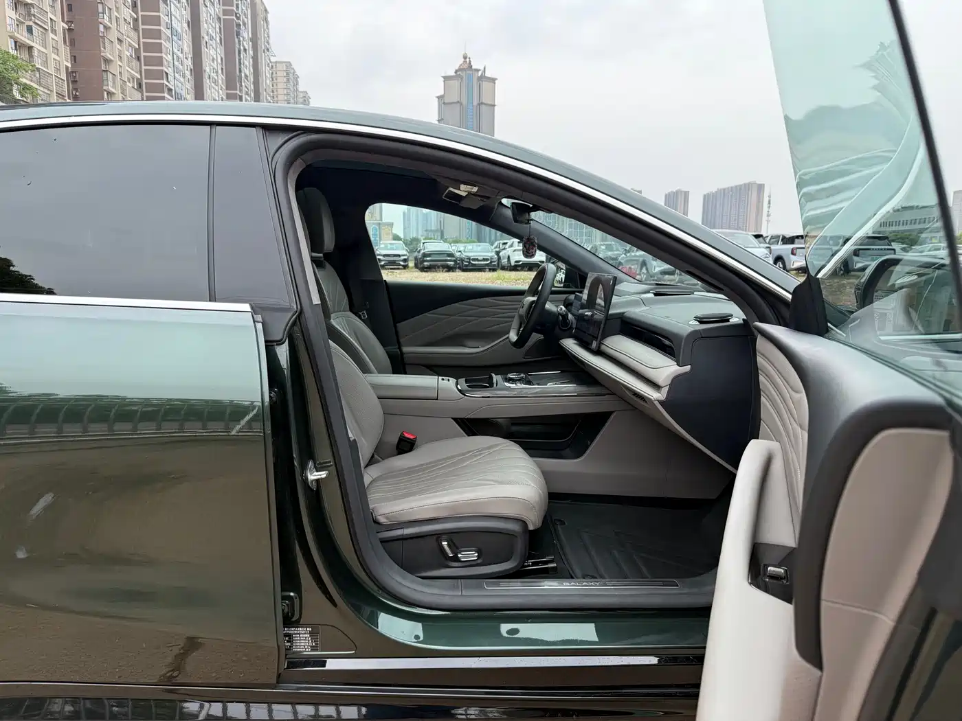 Geely Galaxy Galaxy Xingyao 8 2025 130km EM-i Premium Edition фото 16