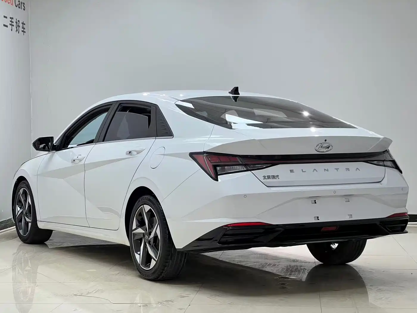 Hyundai Elantra 2022 1.5L CVT LUX Premium Edition фото 6
