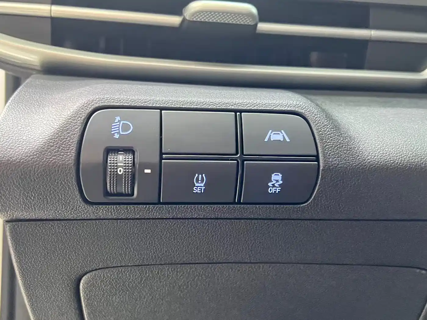 Hyundai Elantra 2022 1.5L CVT LUX Premium Edition фото 11