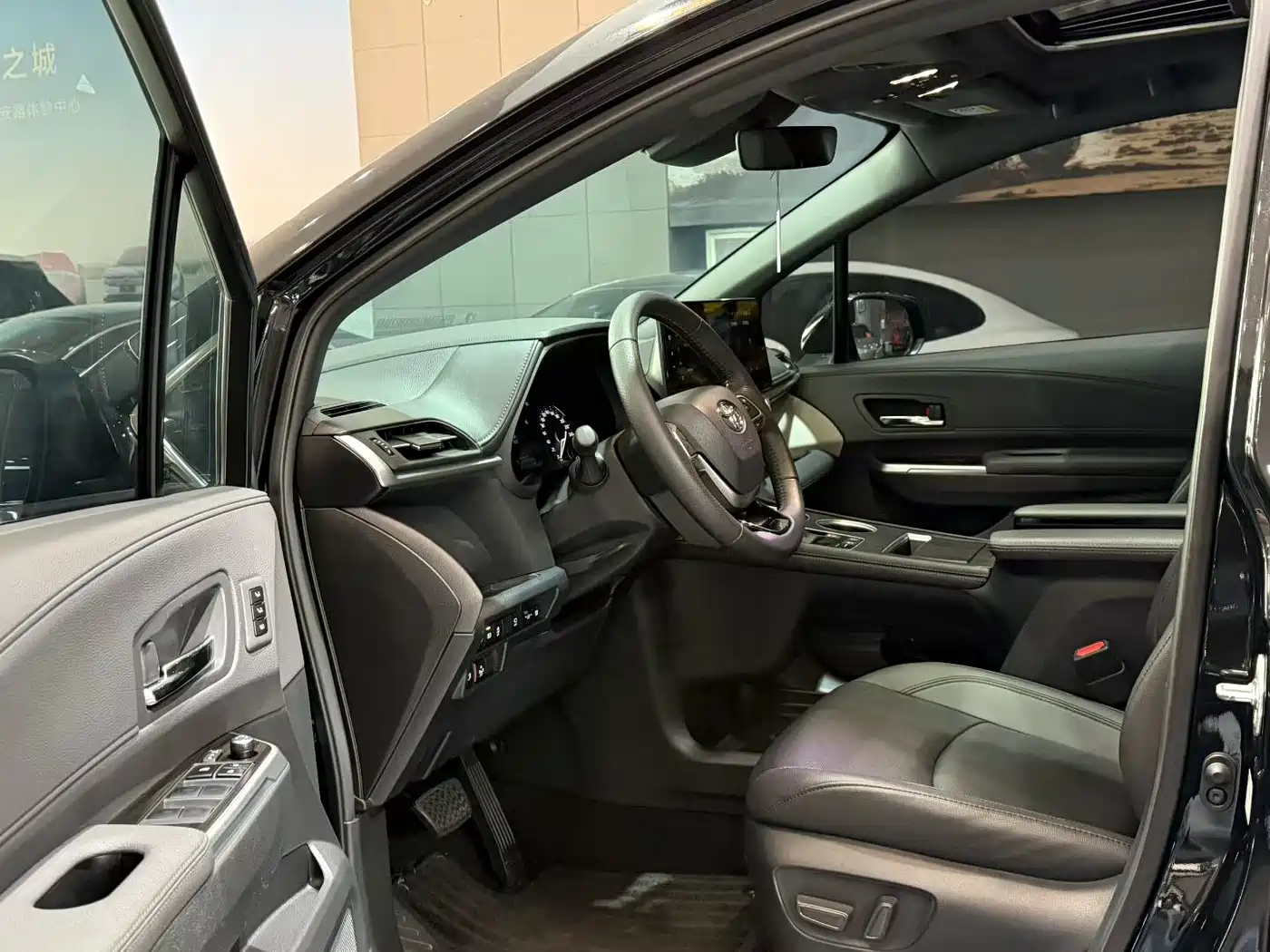Toyota Granvia 2023 2.5L Hybrid VIP Edition фото 6