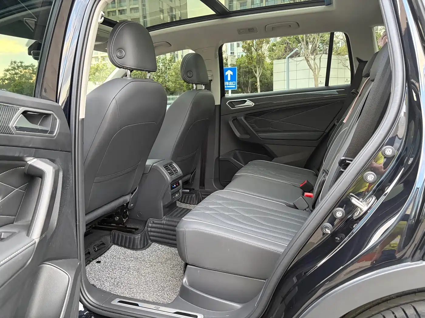 Volkswagen Tiguan L 2022 330TSI Auto 2WD R-Line Premium Edition фото 8