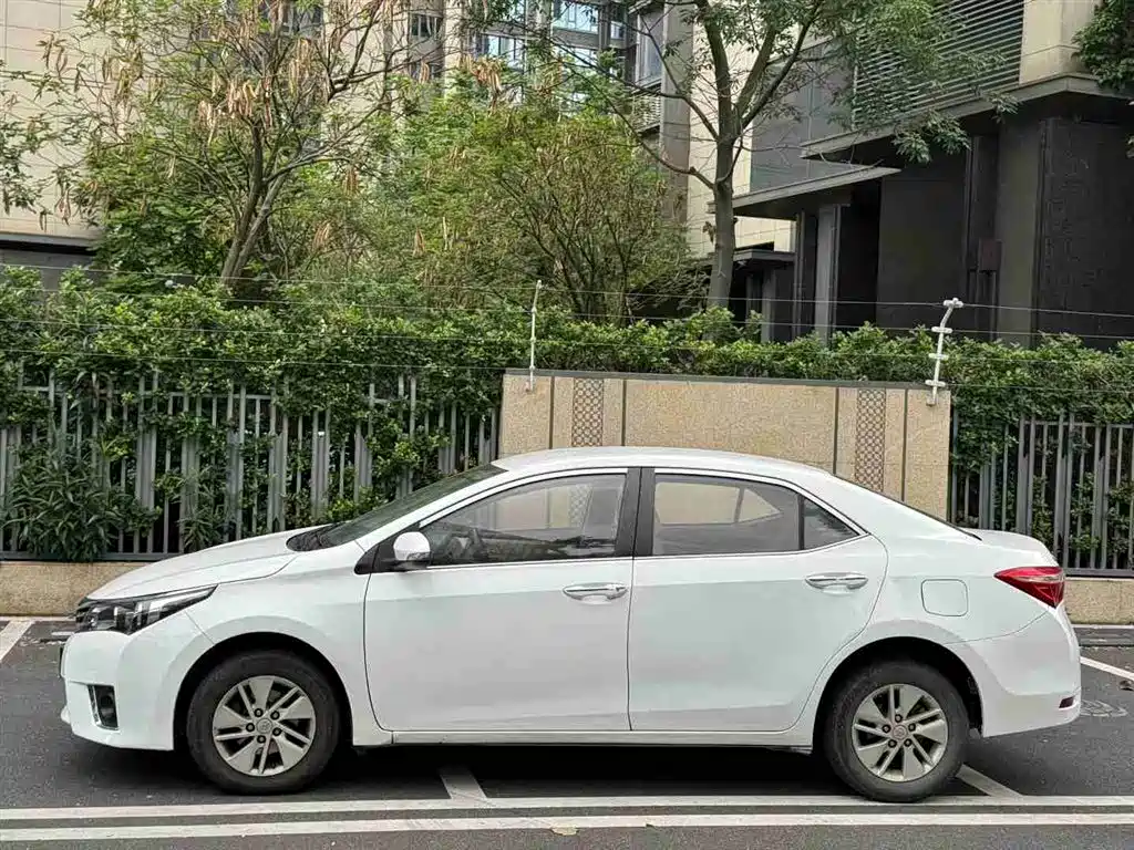 Toyota Corolla 2014 1.6L CVT GL фото 2