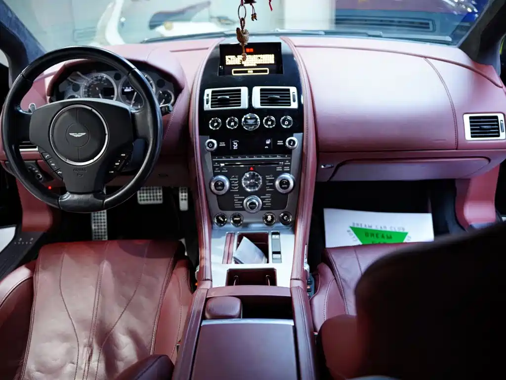 Фото 38 - Aston Martin DB9