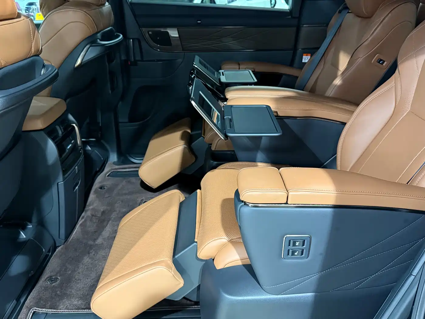 Toyota Vellfire 2024 Crown Hybrid 2.5L Executive Premium Edition фото 7