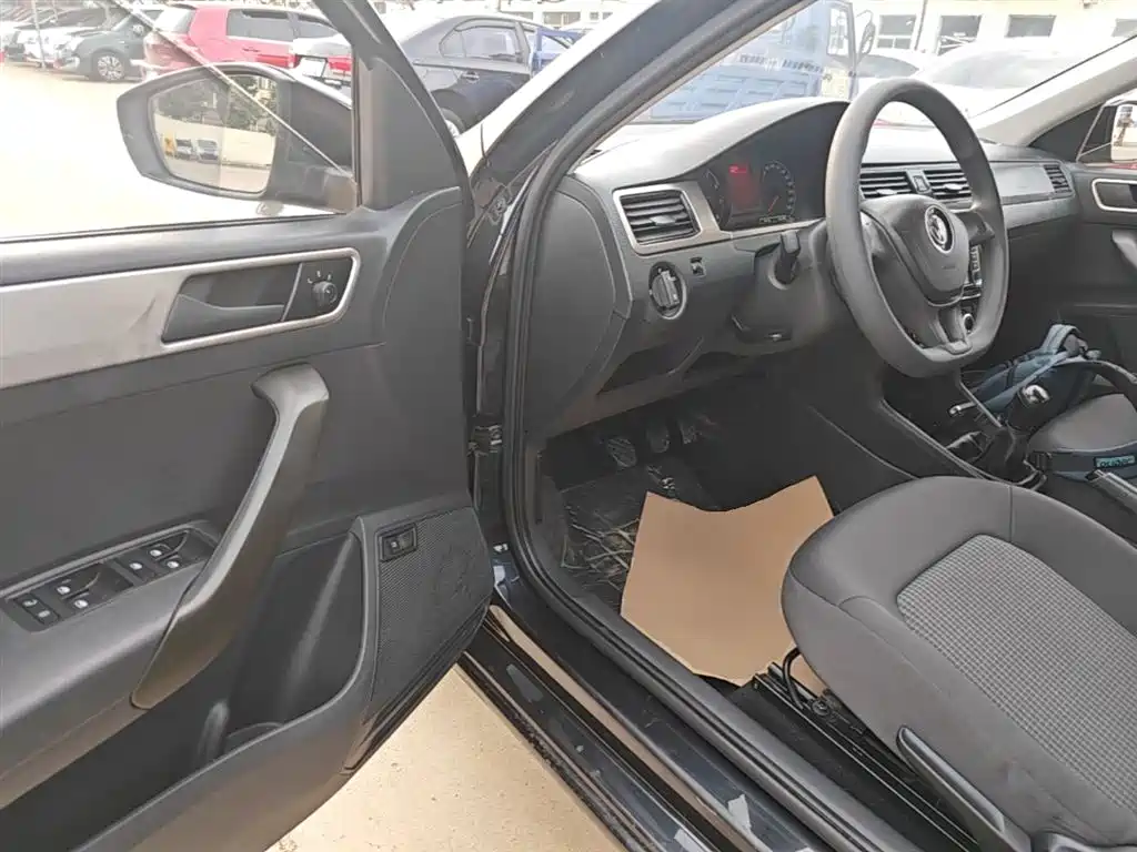 Volkswagen Santana 2016 1.6L Manual Trend Edition фото 16